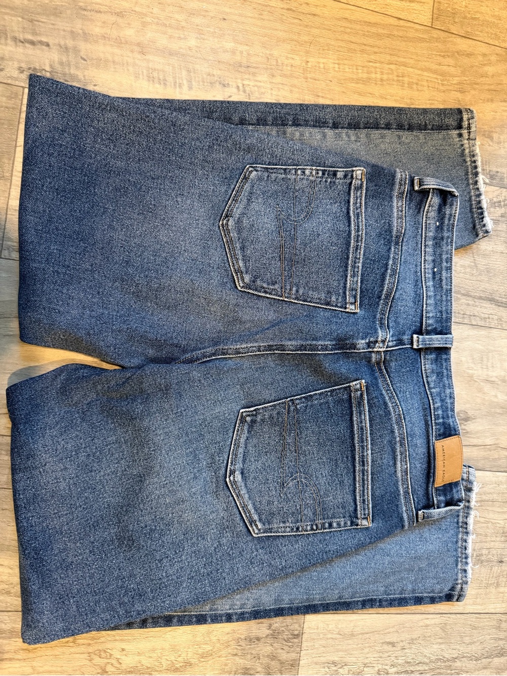 American Eagle Outfitters slight two tone “mom Jean”. - Picture 3 of 6